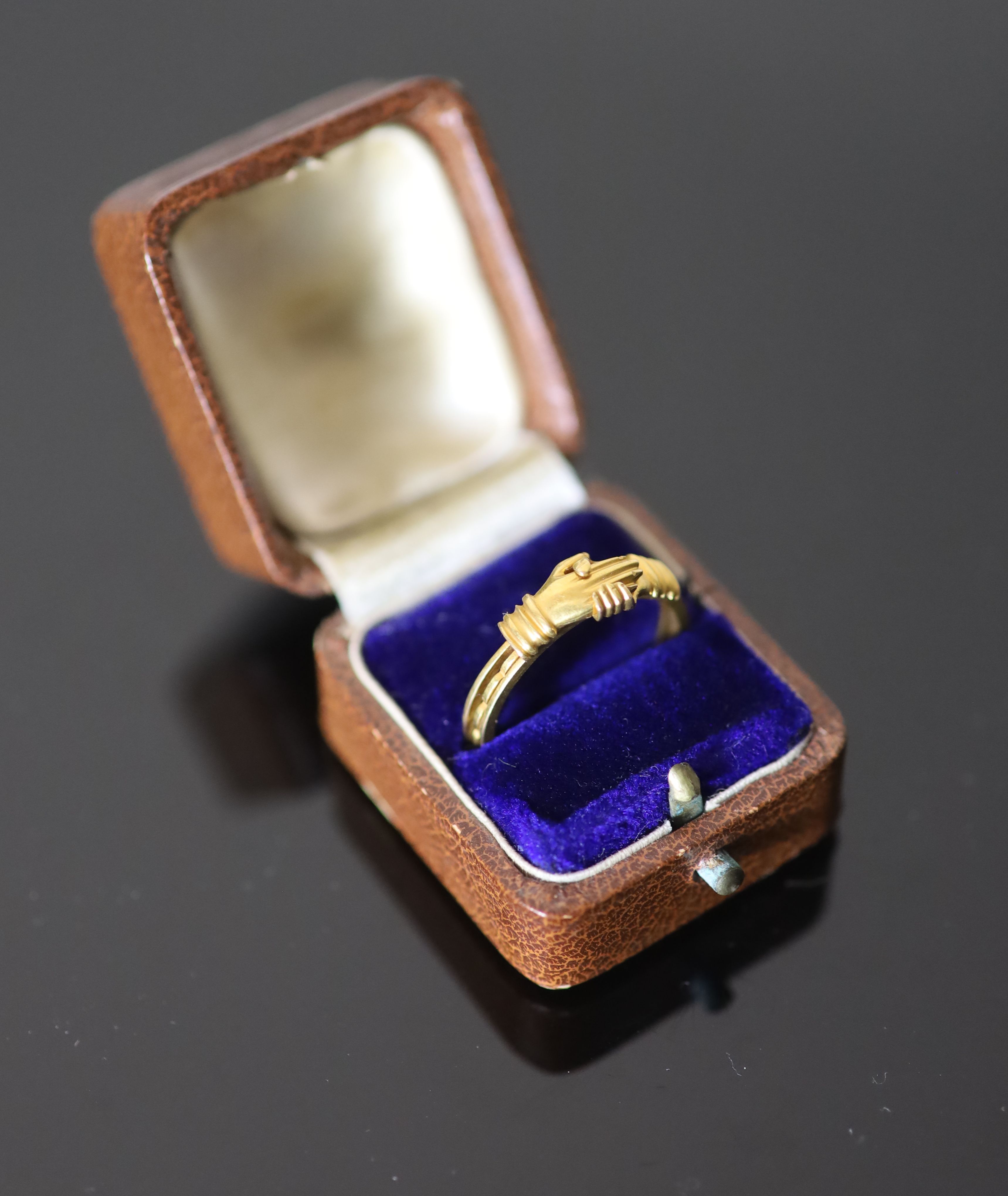 A Victorian 15ct gold Fede ring,